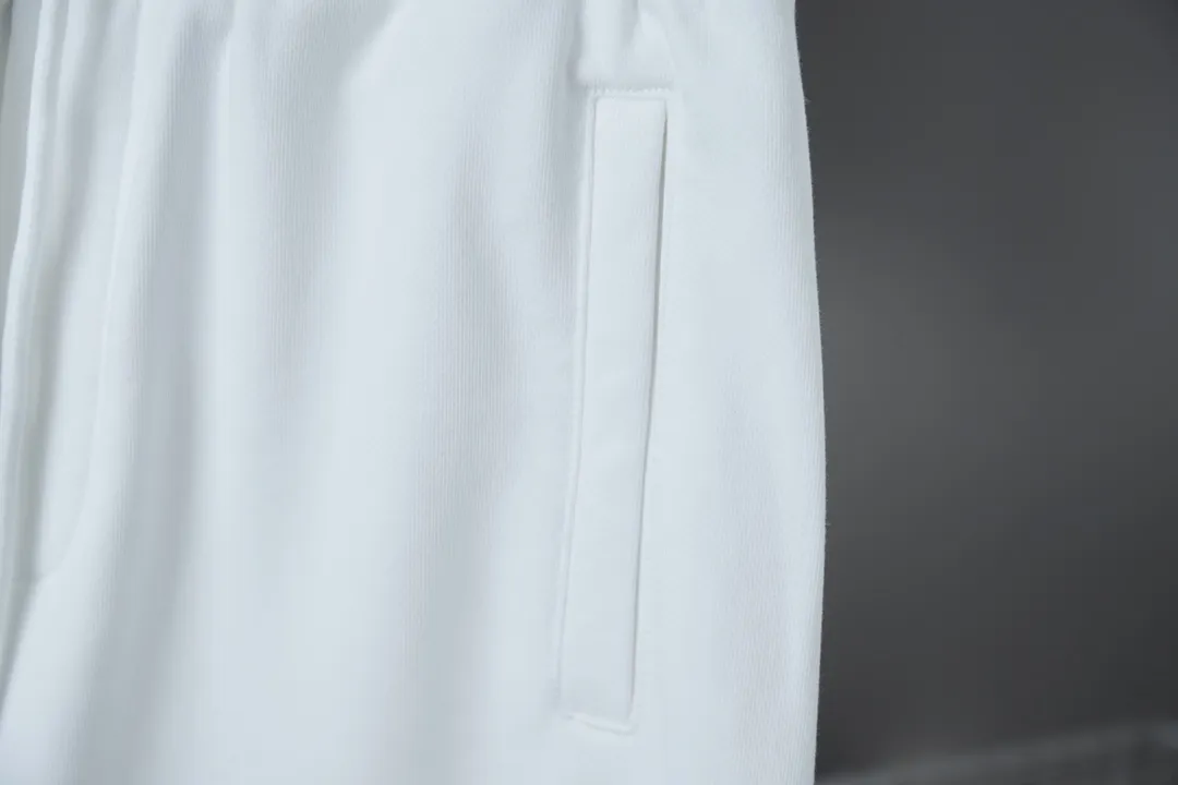 🅿️230 Ch*ome Hearte 2025ss new shorts with contrasting color thread embroidery shorts. Light luxury. A must-have item for daily commuting for men and women. Correct version. Comparisons are welcome. Detailed features · Made of 380g pure cotton health cloth fabric. · Imported Tajima machine embroidery. Honbu patchwork with contrasting color thread. Loose waistband · Double-needle cross-stitching process · Original main mark, washed tag, moisture-proof paper packaging Color: Black/White Size: S M L XL